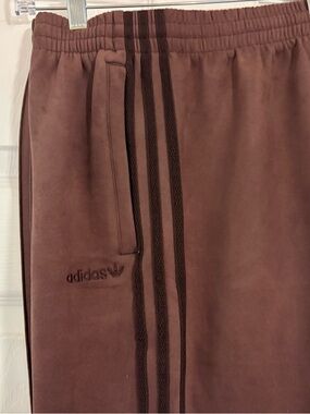 Women's NWT Adidas Originals Adicolor classic suede track pants.